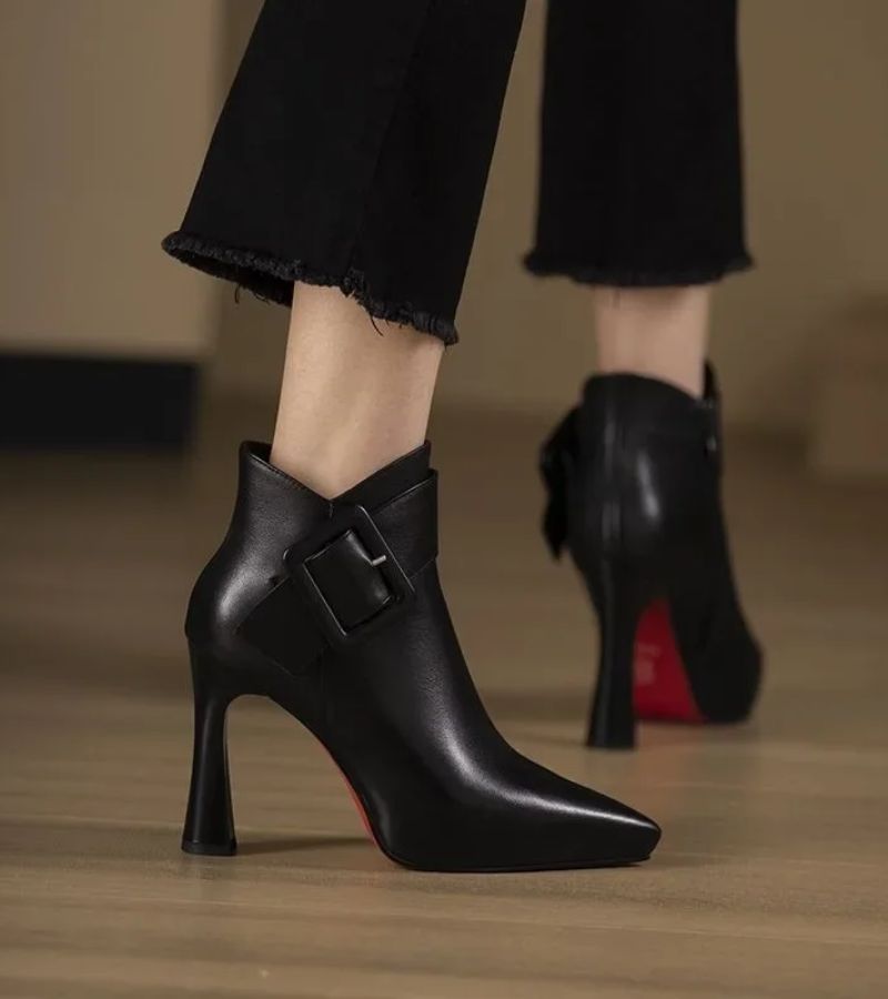 Isadora | Botins com salto e fivela oversized, perfeitos para um toque de elegância e estilo em qualquer ocasião.