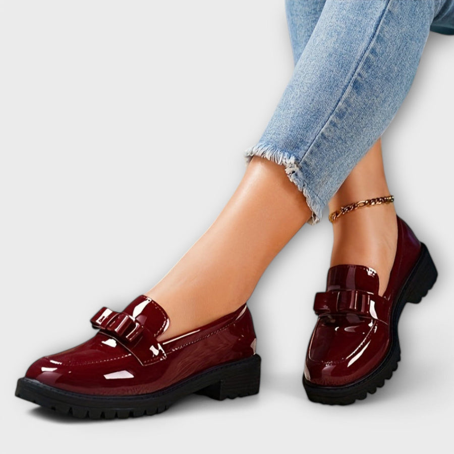 Mocassins Femininos Pretos em Verniz com Laço