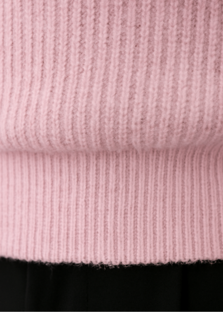 Suéter de Tricô Rosa Claro com Gola Alta – Estilo Confortável e Sofisticado