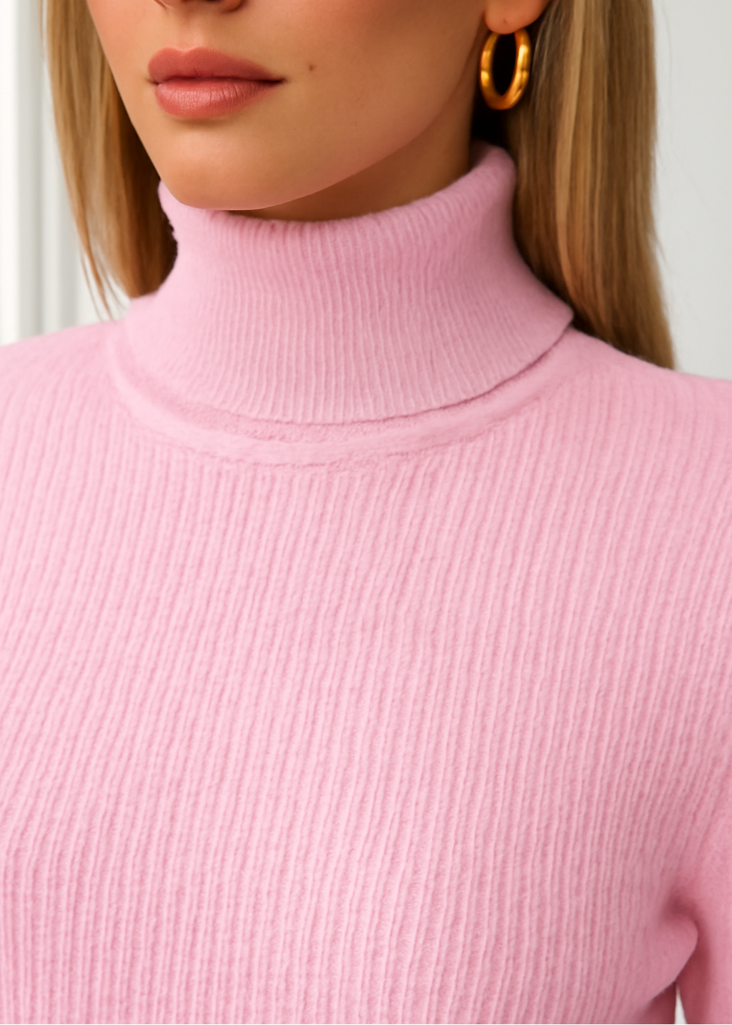 Suéter de Tricô Rosa Claro com Gola Alta – Estilo Confortável e Sofisticado