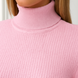 Suéter de Tricô Rosa Claro com Gola Alta – Estilo Confortável e Sofisticado