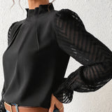 Blusa Preta Elegante com Mangas Longas em Tule e Detalhes Plissados