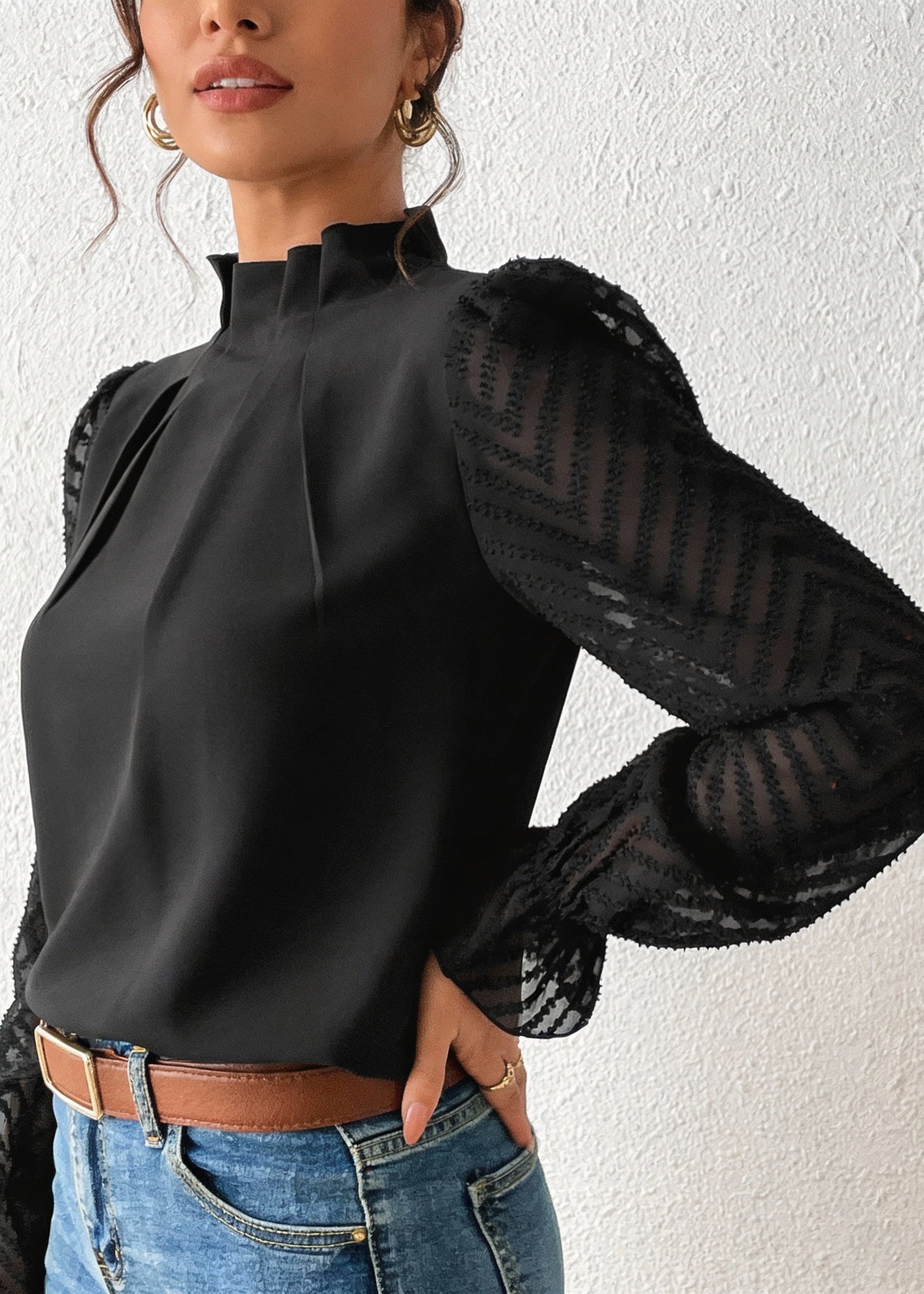 Blusa Preta Elegante com Mangas Longas em Tule e Detalhes Plissados