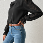 Blusa Preta Elegante com Mangas Longas em Tule e Detalhes Plissados