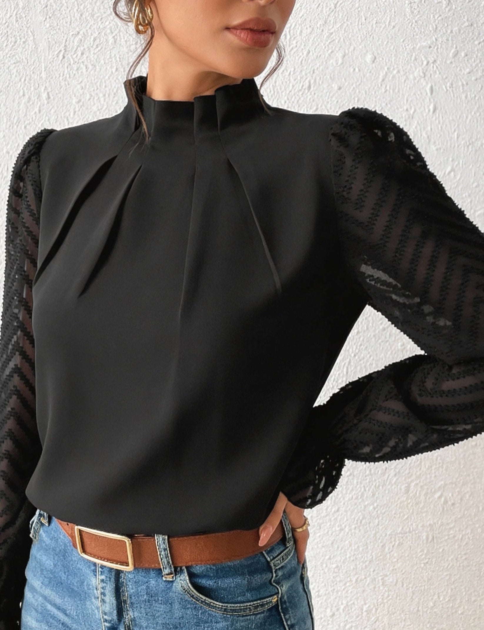 Blusa Preta Elegante com Mangas Longas em Tule e Detalhes Plissados