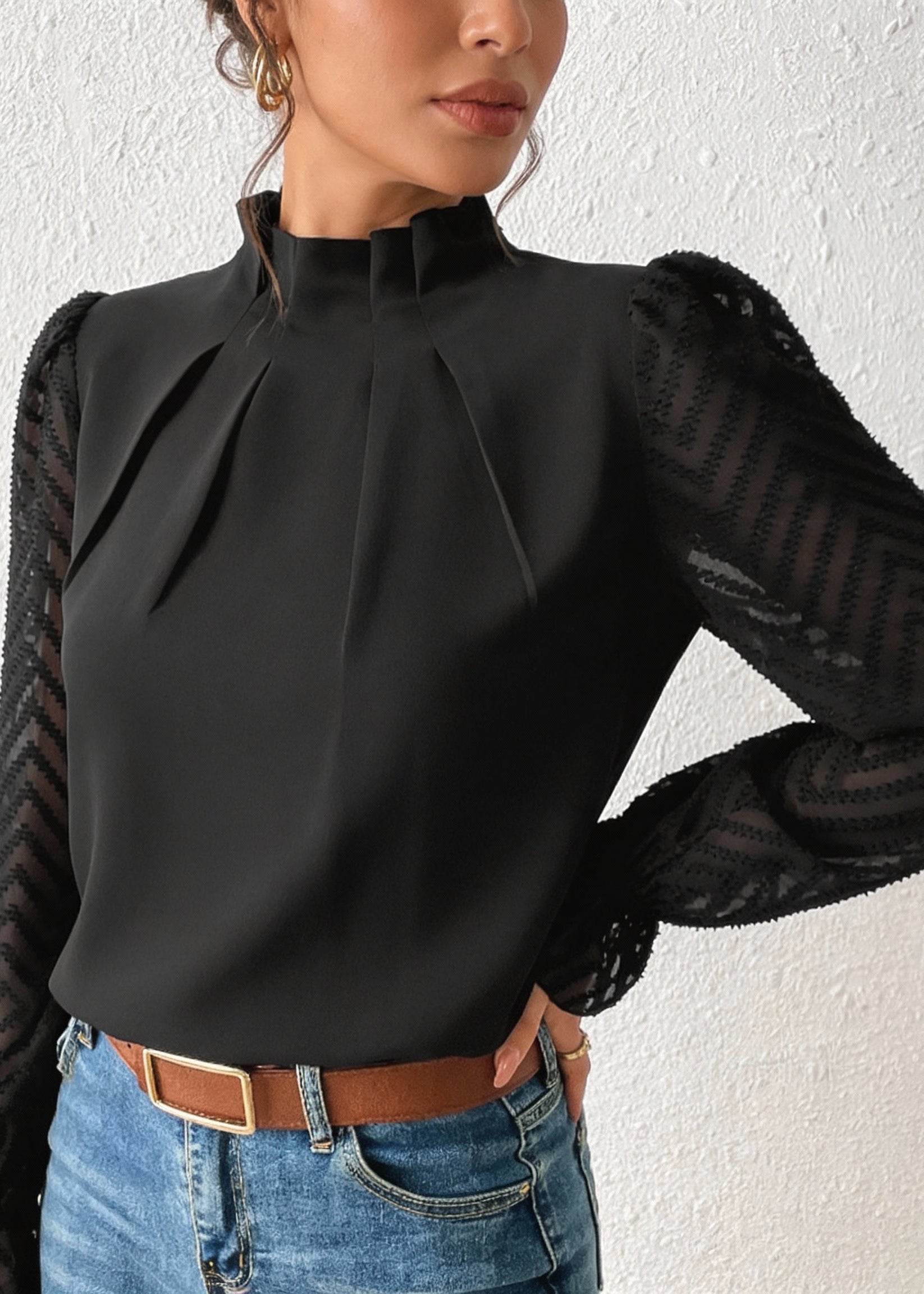 Blusa Preta Elegante com Mangas Longas em Tule e Detalhes Plissados
