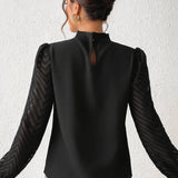 Blusa Preta Elegante com Mangas Longas em Tule e Detalhes Plissados
