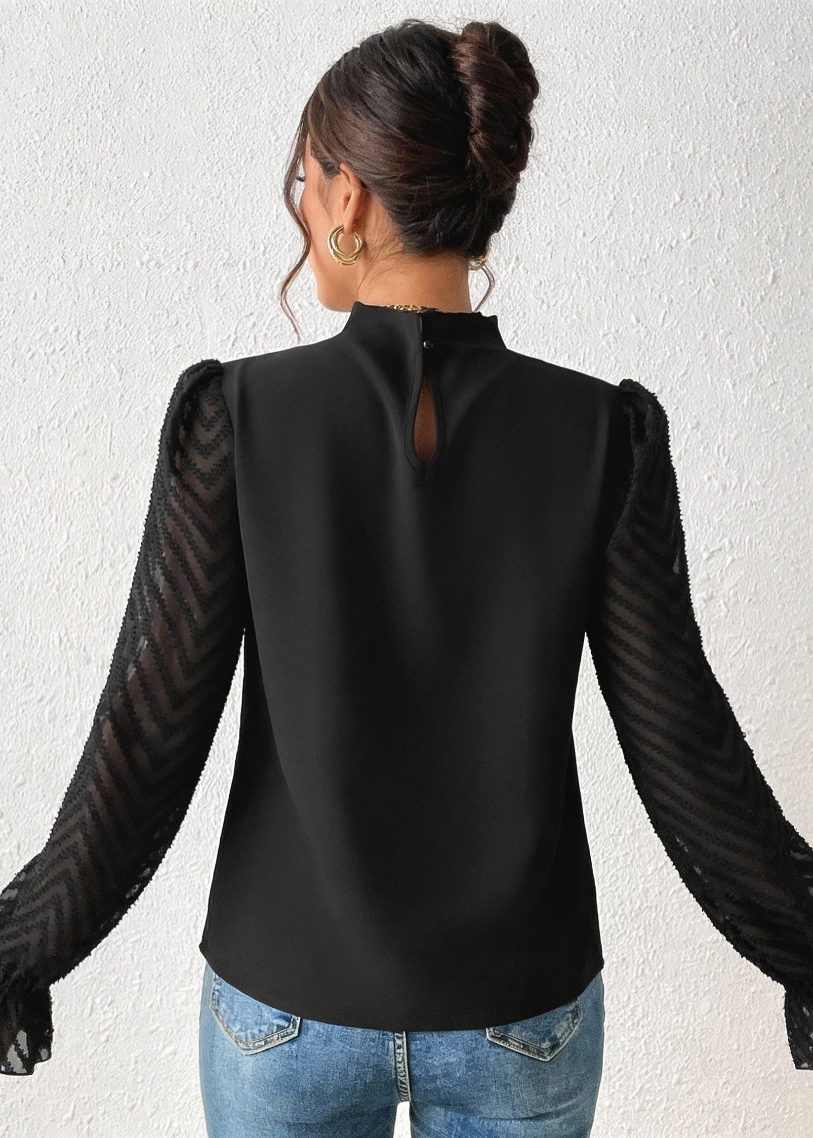 Blusa Preta Elegante com Mangas Longas em Tule e Detalhes Plissados