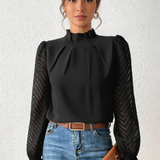 Blusa Preta Elegante com Mangas Longas em Tule e Detalhes Plissados