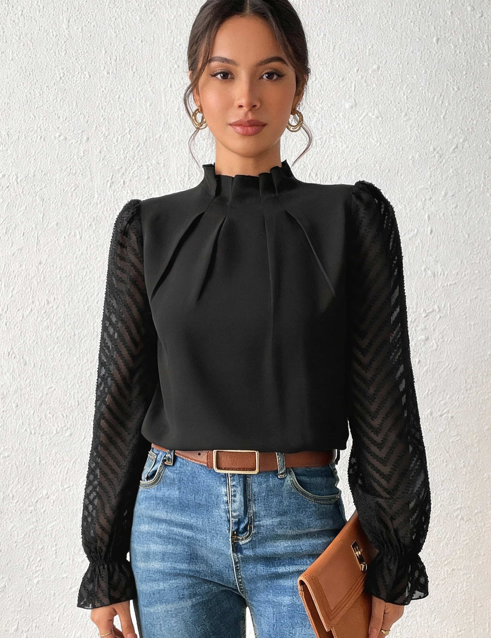 Blusa Preta Elegante com Mangas Longas em Tule e Detalhes Plissados