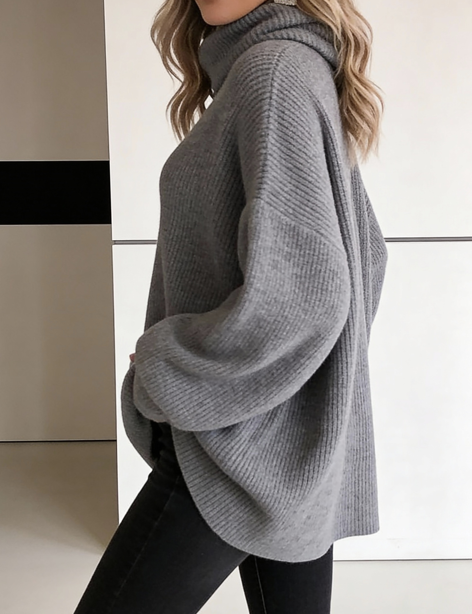 Suéter Oversized Cinza com Gola Alta e Manga Longa