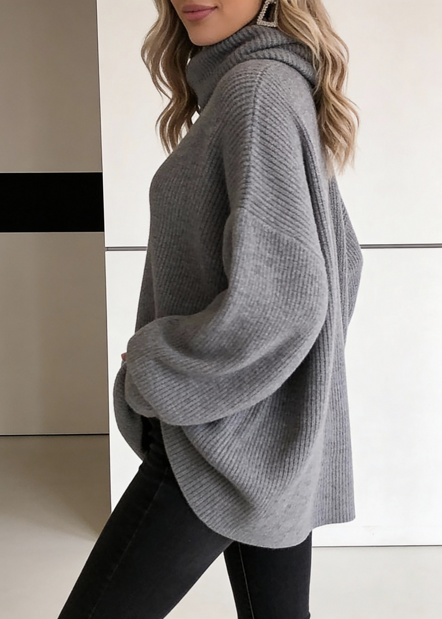 Suéter Oversized Cinza com Gola Alta e Manga Longa