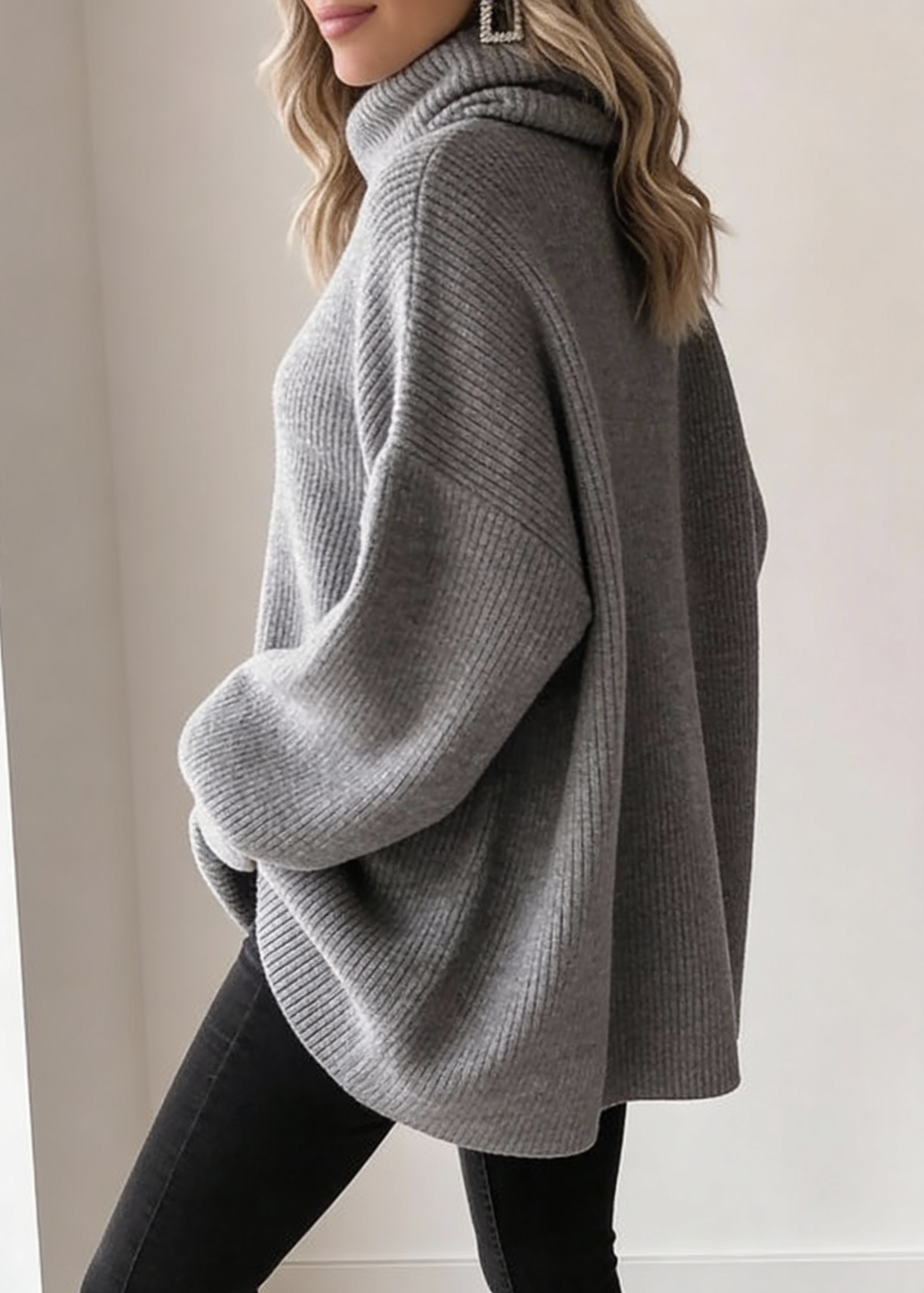 Suéter Oversized Cinza com Gola Alta e Manga Longa