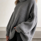 Suéter Oversized Cinza com Gola Alta e Manga Longa