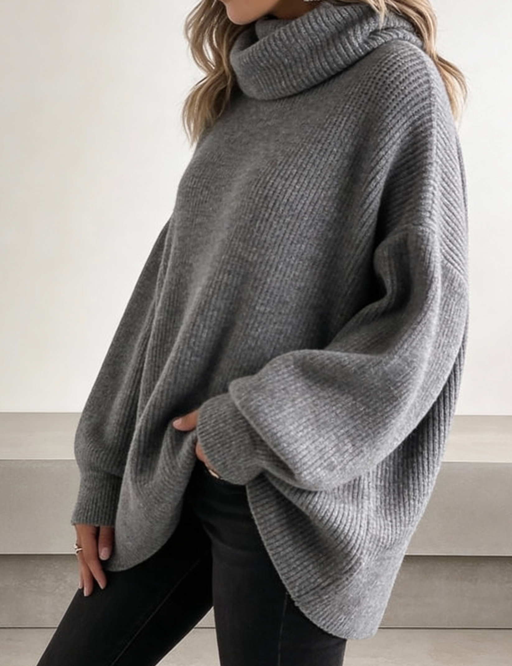 Suéter Oversized Cinza com Gola Alta e Manga Longa