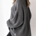 Suéter Oversized Cinza com Gola Alta e Manga Longa