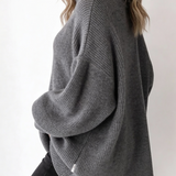 Suéter Oversized Cinza com Gola Alta e Manga Longa