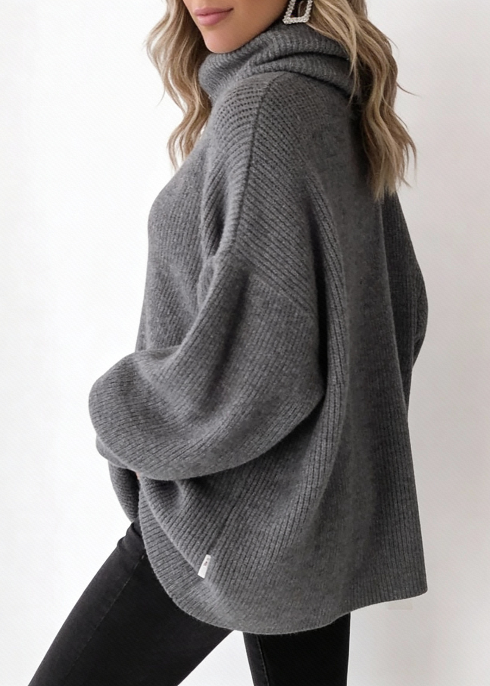 Suéter Oversized Cinza com Gola Alta e Manga Longa