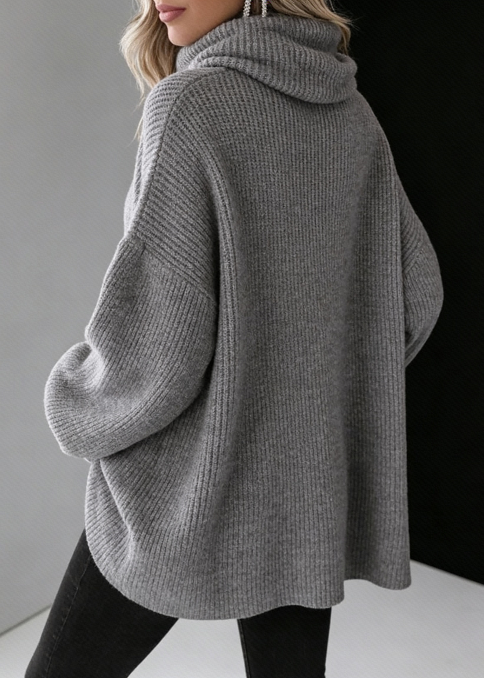 Suéter Oversized Cinza com Gola Alta e Manga Longa