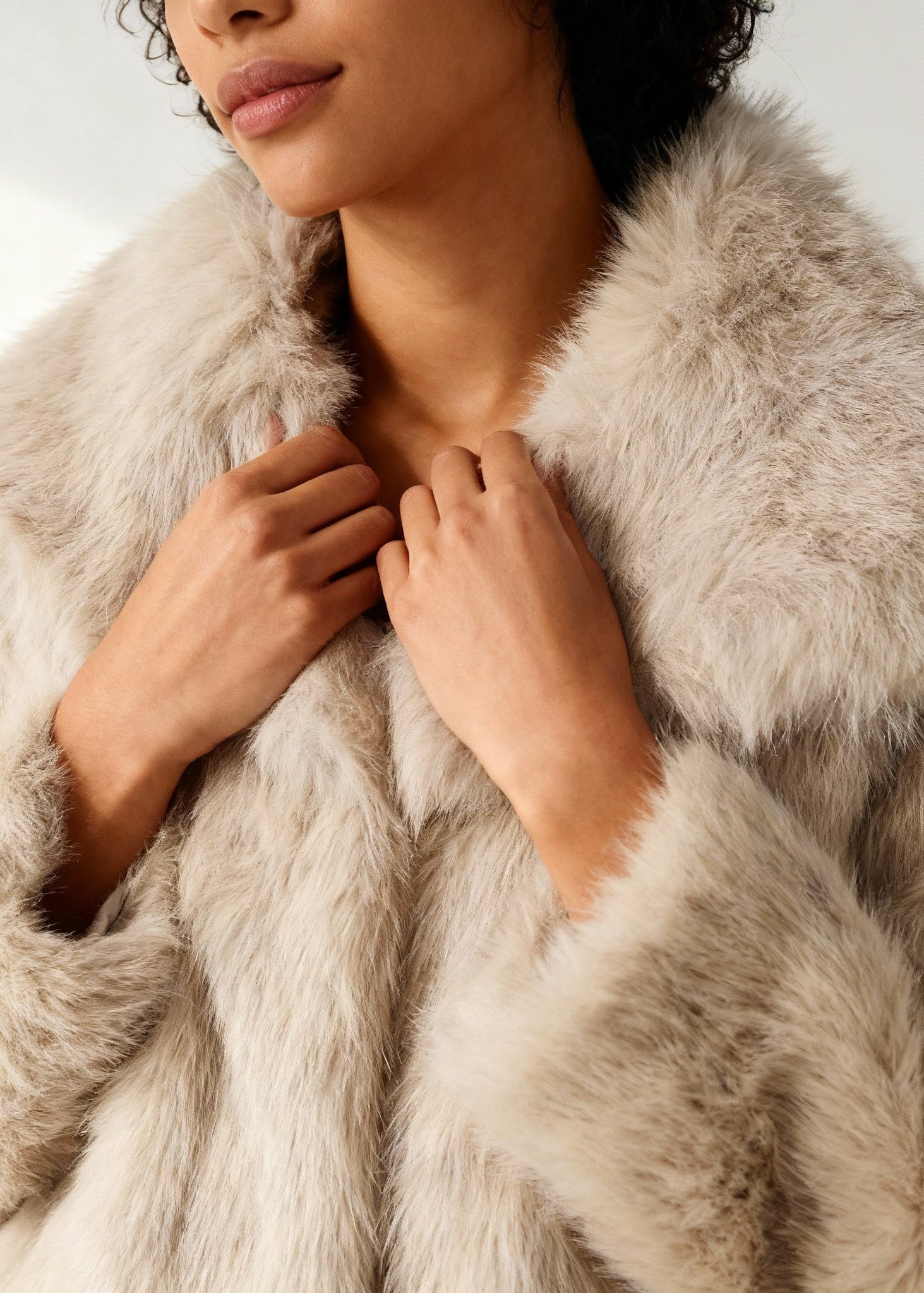 Casaco de Pelo Elegante e Macio com Gola Fofa – Perfeito para o Inverno