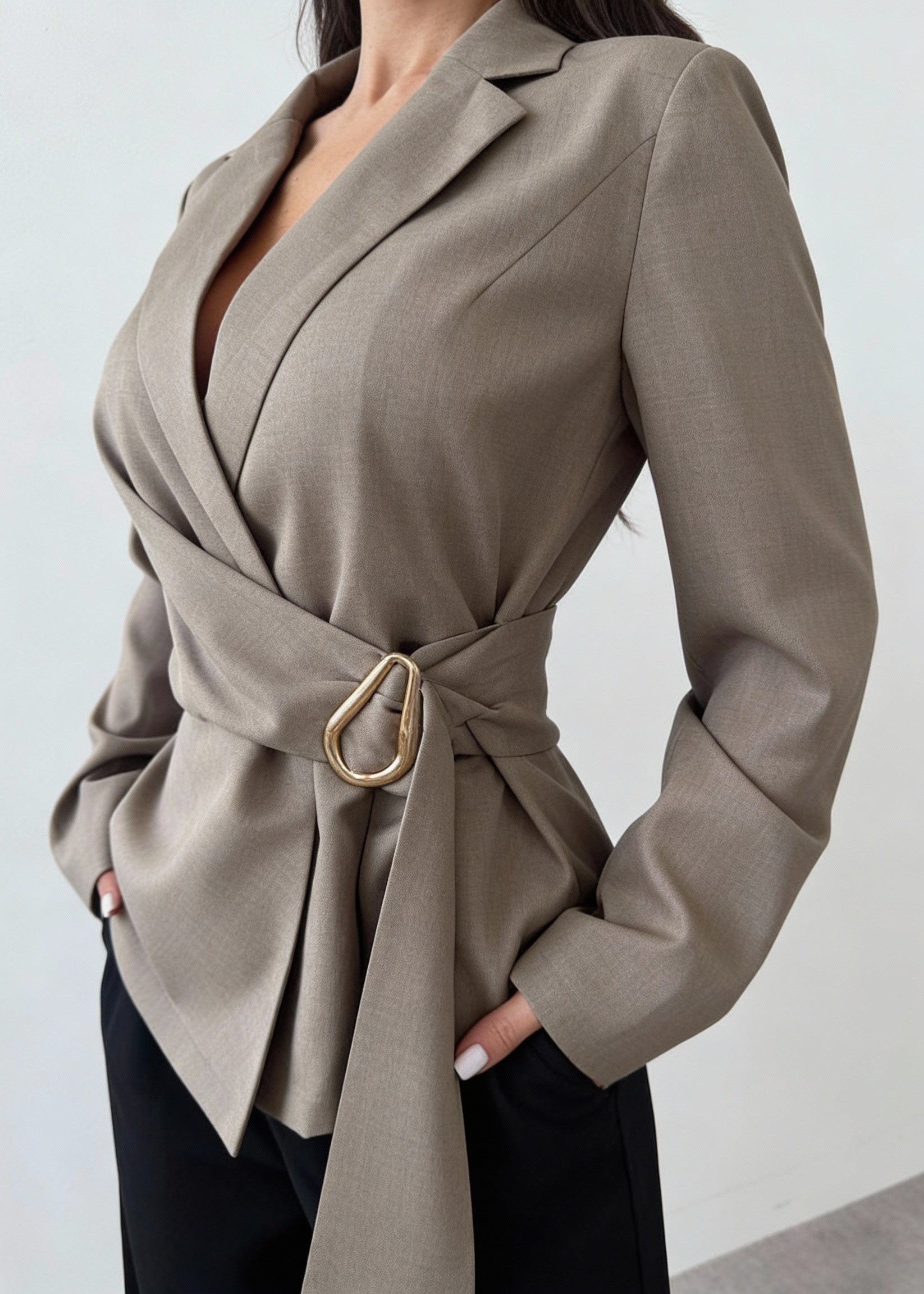 Blazer Feminino com Cinto e Detalhes Dourados