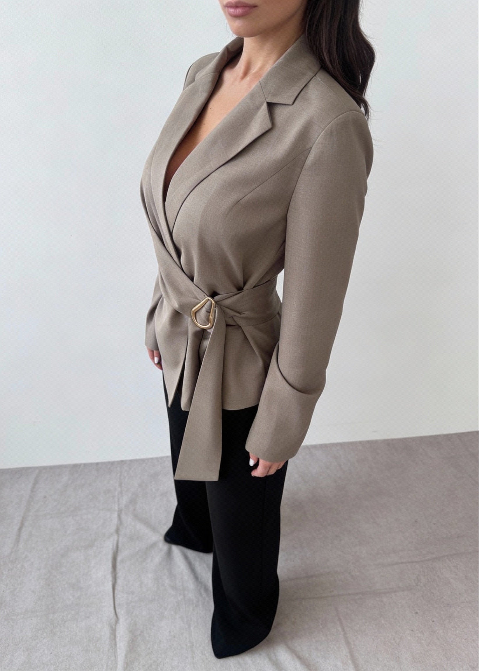 Blazer Feminino com Cinto e Detalhes Dourados