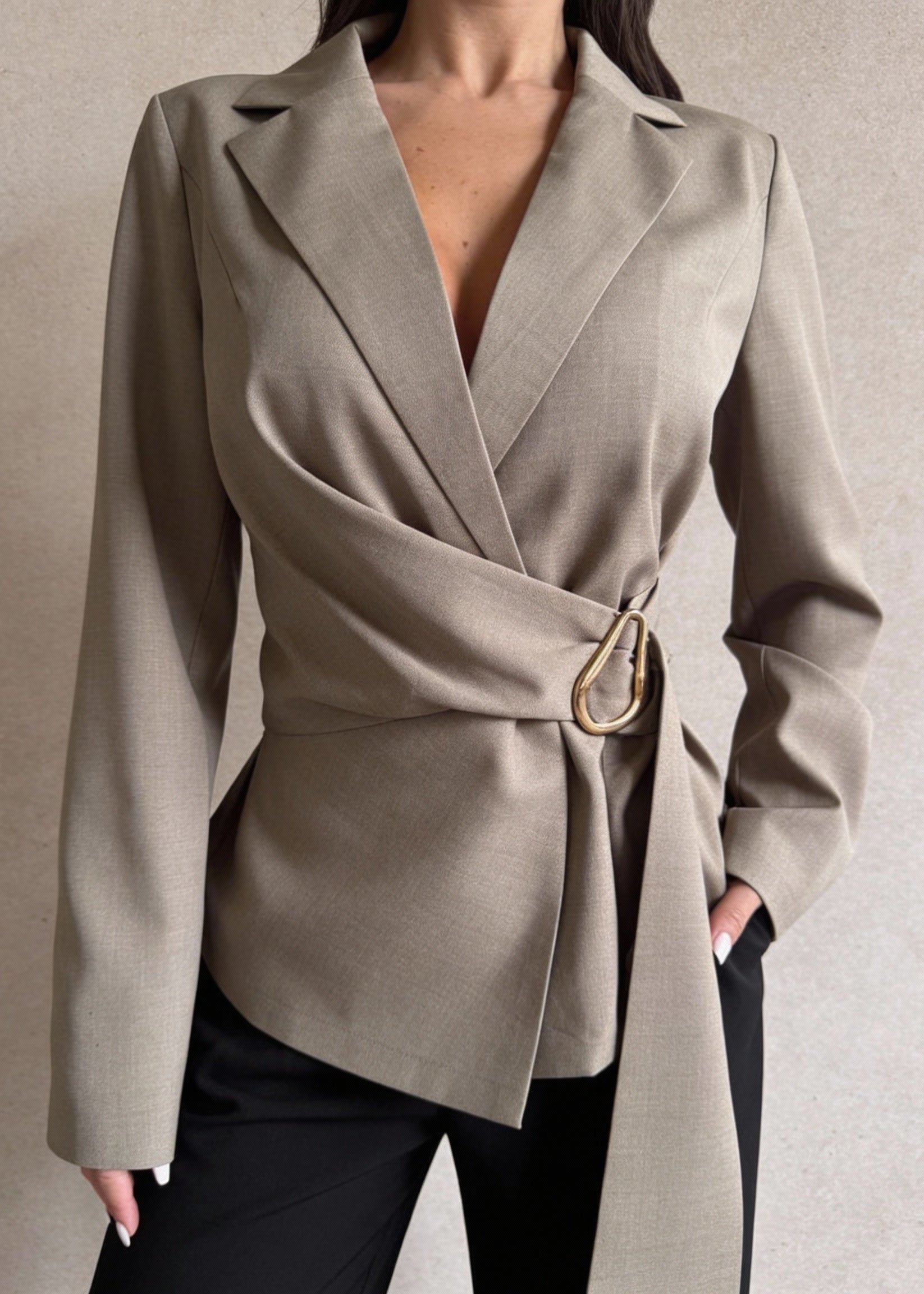 Blazer Feminino com Cinto e Detalhes Dourados