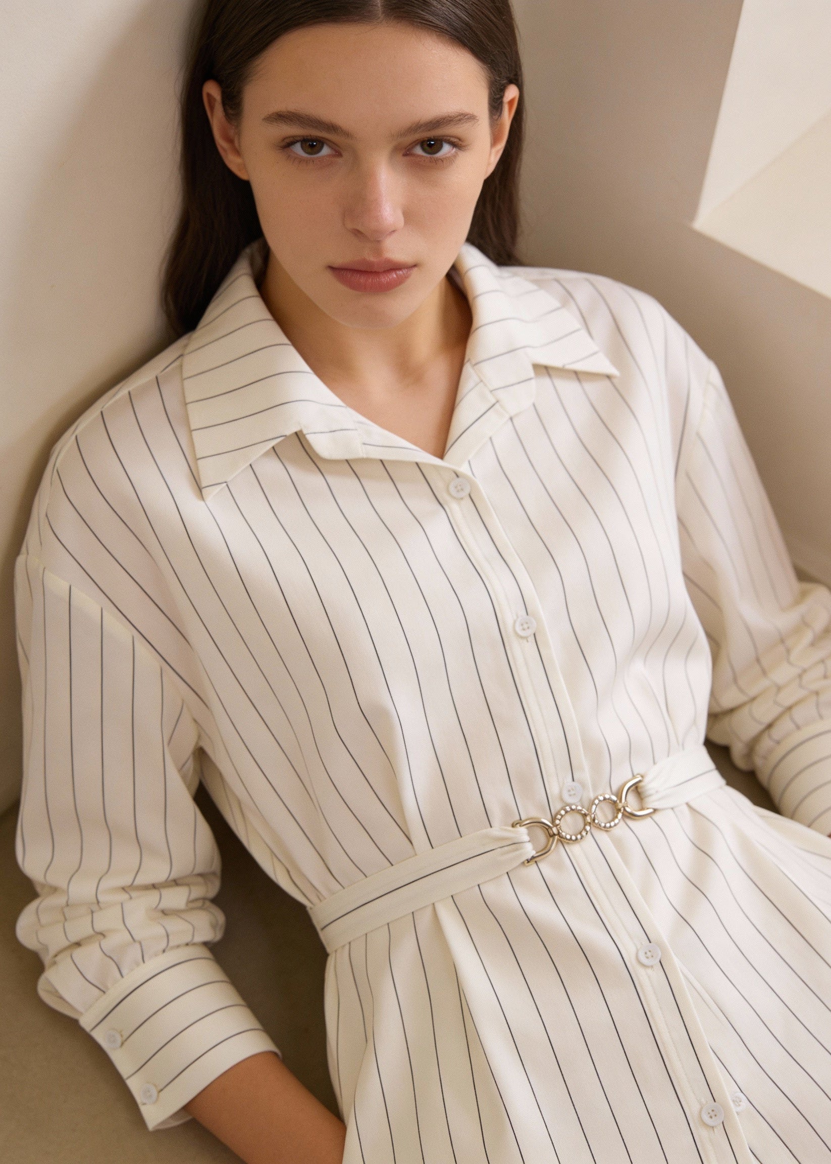 Camisa Branca Listrada com Cinto na Cintura