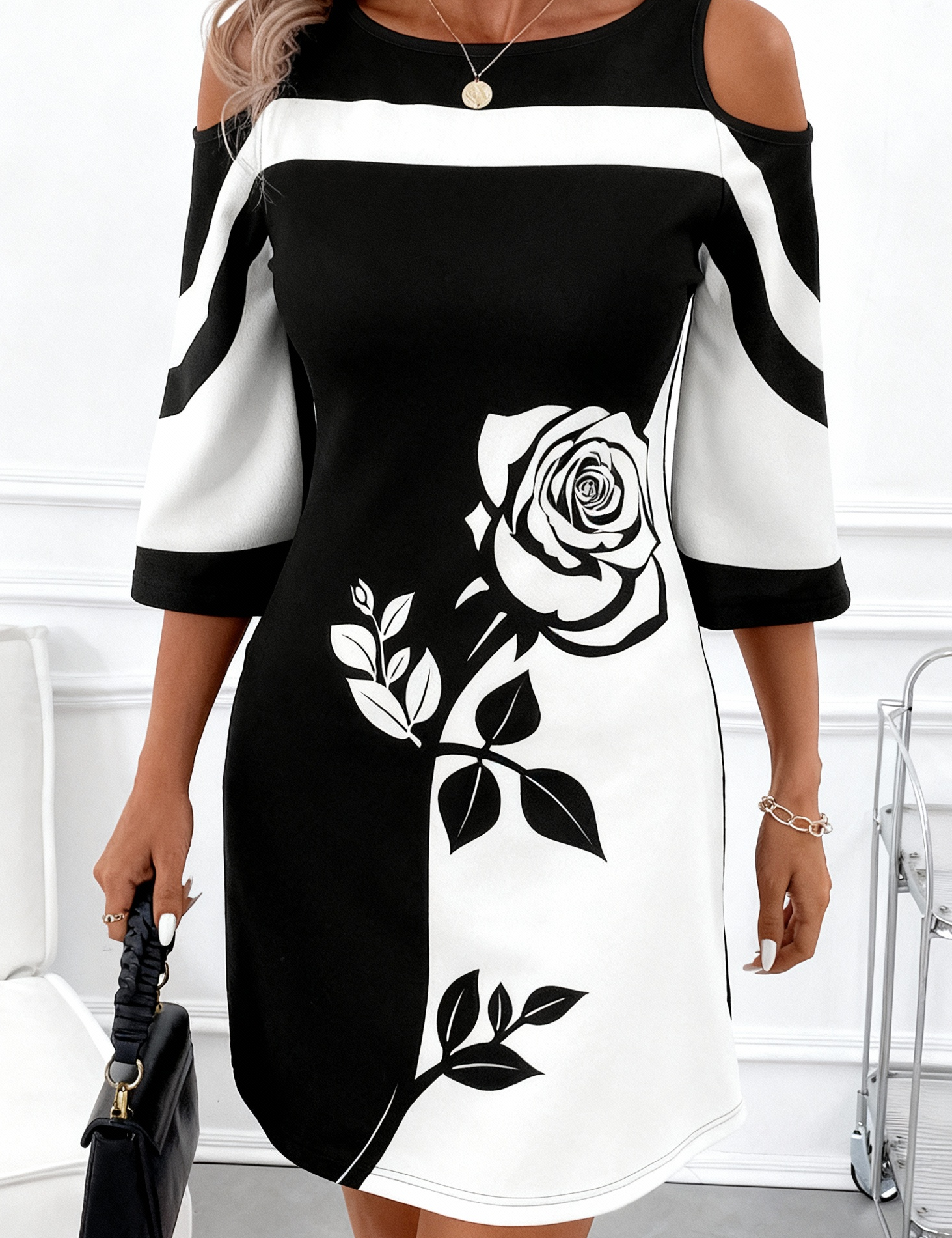 Vestido Elegante com Detalhe Floral, Design Moderno e Sofisticado