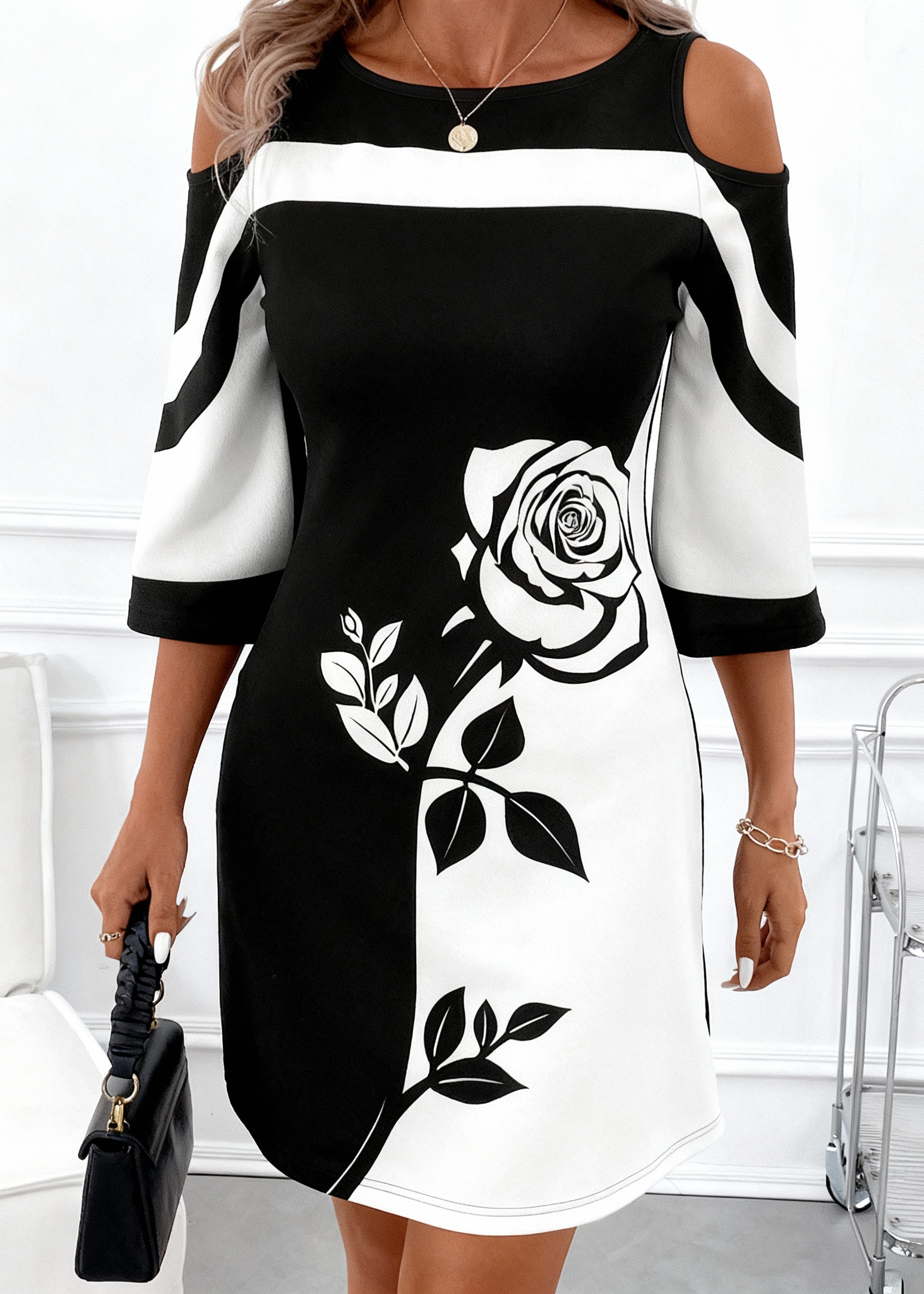 Vestido Elegante com Detalhe Floral, Design Moderno e Sofisticado